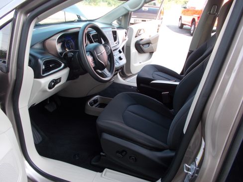 Used 2017 Chrysler Pacifica Touring FWD image 9
