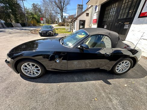 Used 2005 BMW Z4 2.5i image 4
