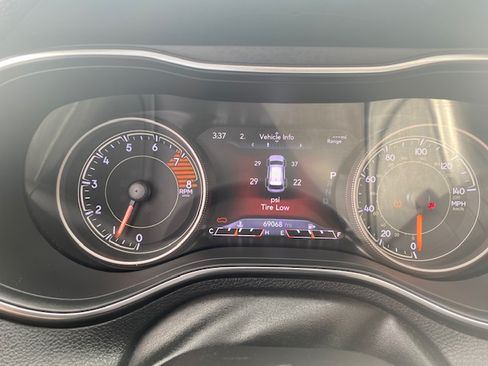Used 2019 Jeep Cherokee Limited image 24