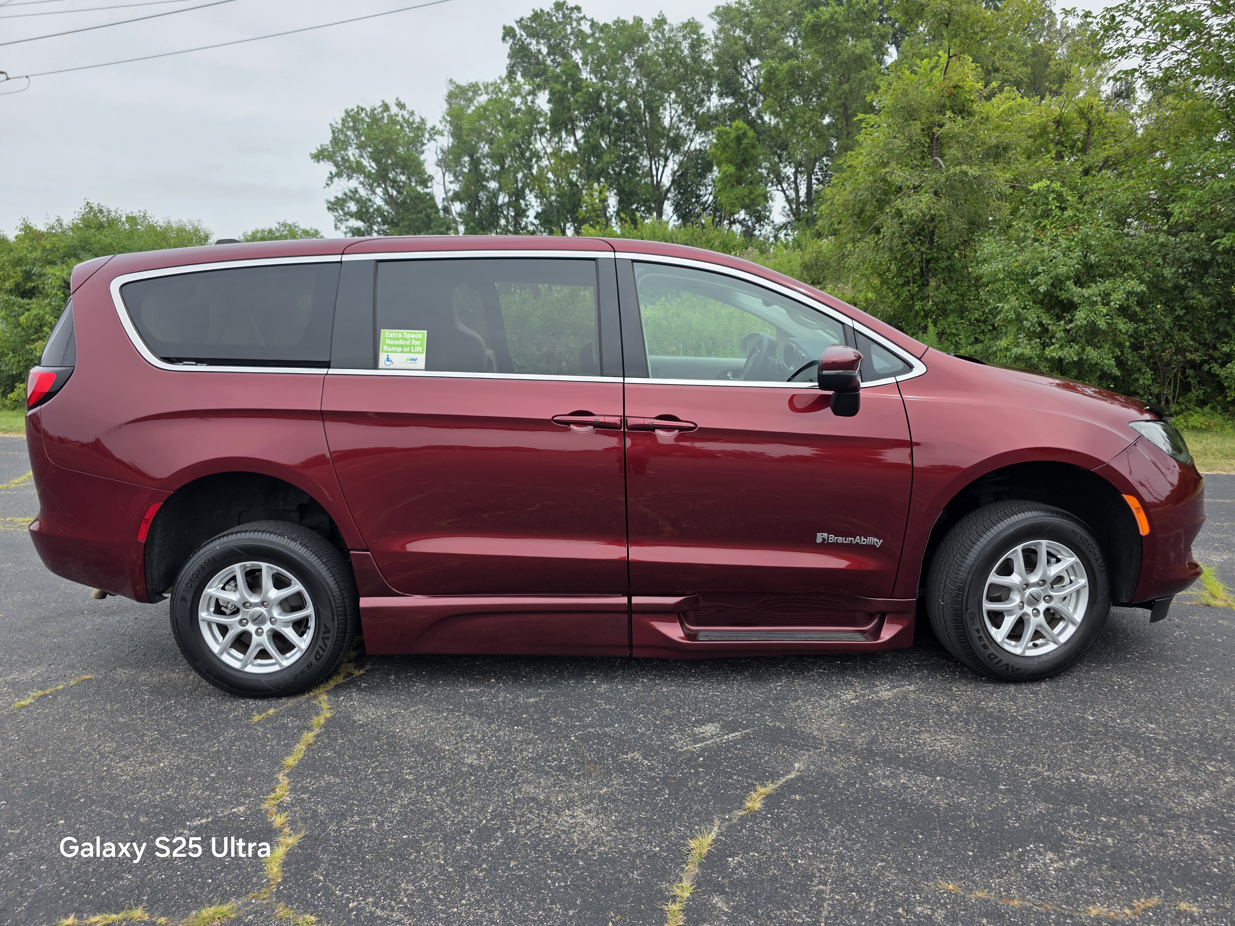 Used 2023 Chrysler Voyager LXi FWD image 4