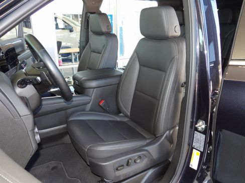 Used 2026 Chevrolet Suburban 4WD LT image 18
