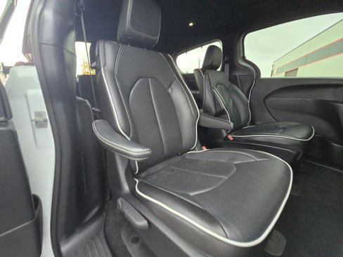 Used 2024 Chrysler Pacifica Select image 14
