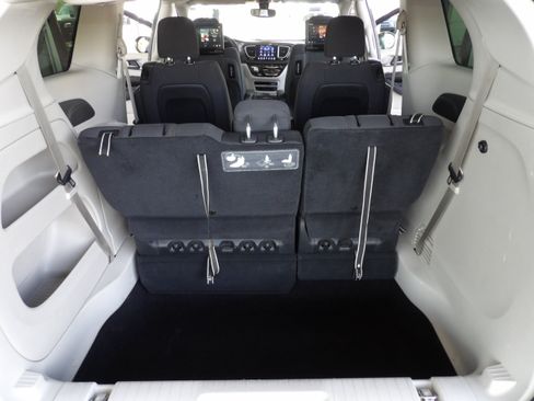 Used 2020 Chrysler Pacifica Touring image 19