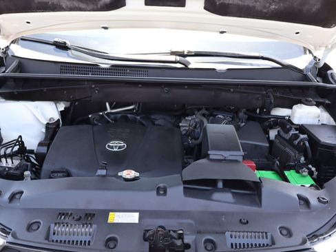 Used 2019 Toyota Highlander AWD XLE V6 image 38