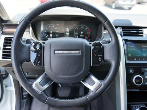 Used 2020 Land Rover Discovery HSE image 15