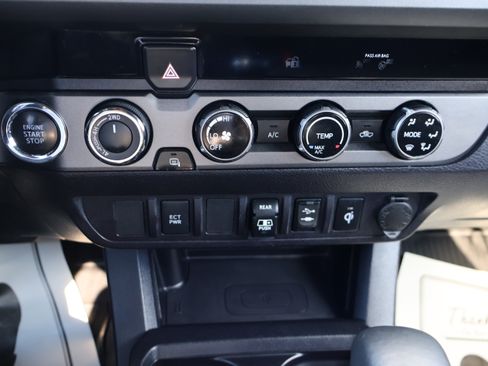 Used 2018 Toyota Tacoma TRD Sport image 31