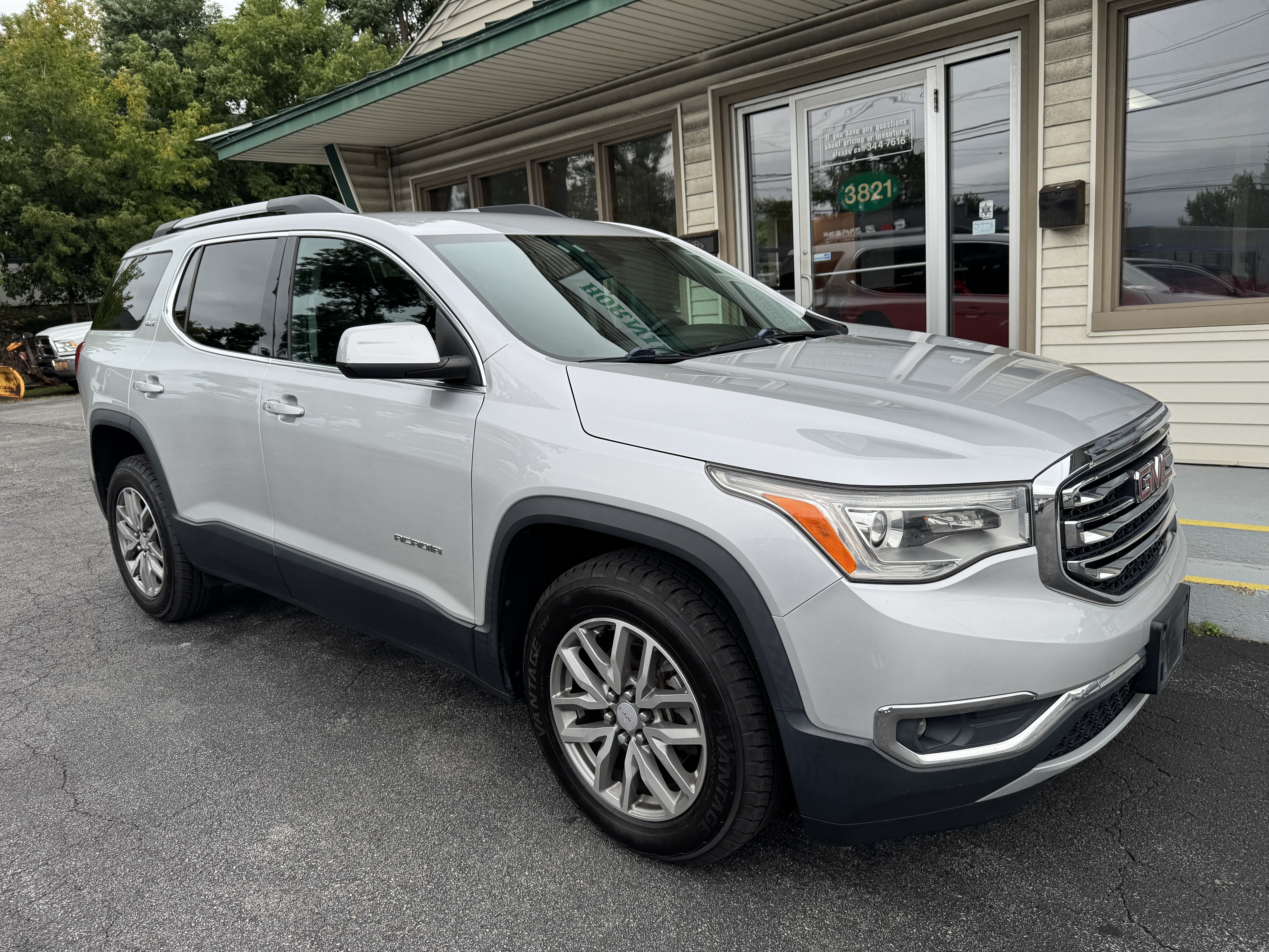 Used 2017 GMC Acadia AWD SLE w/ SLE-2 image 2