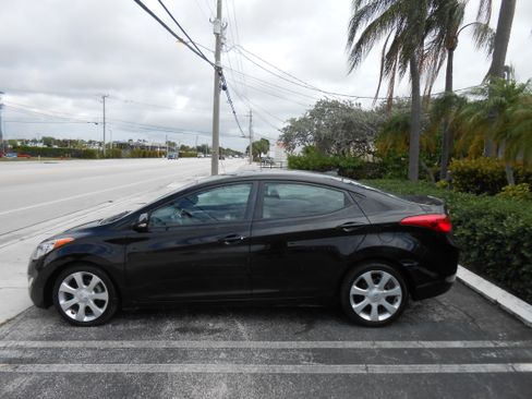 Used 2011 Hyundai Elantra FWD image 2
