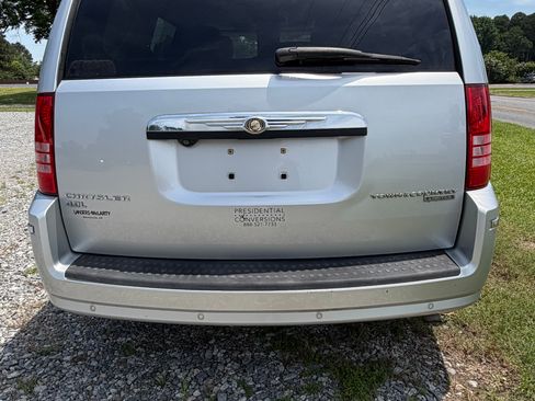 Used 2009 Chrysler Town & Country Limited FWD image 4