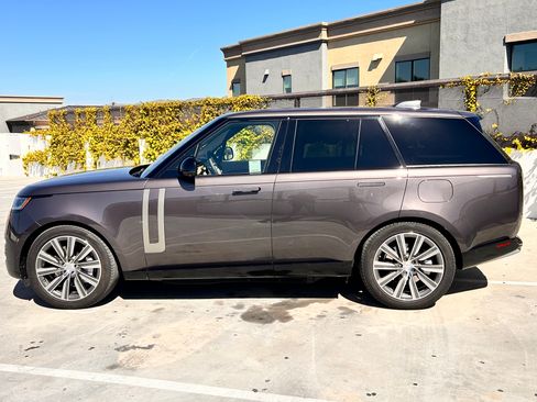 Used 2023 Land Rover Range Rover SE image 2