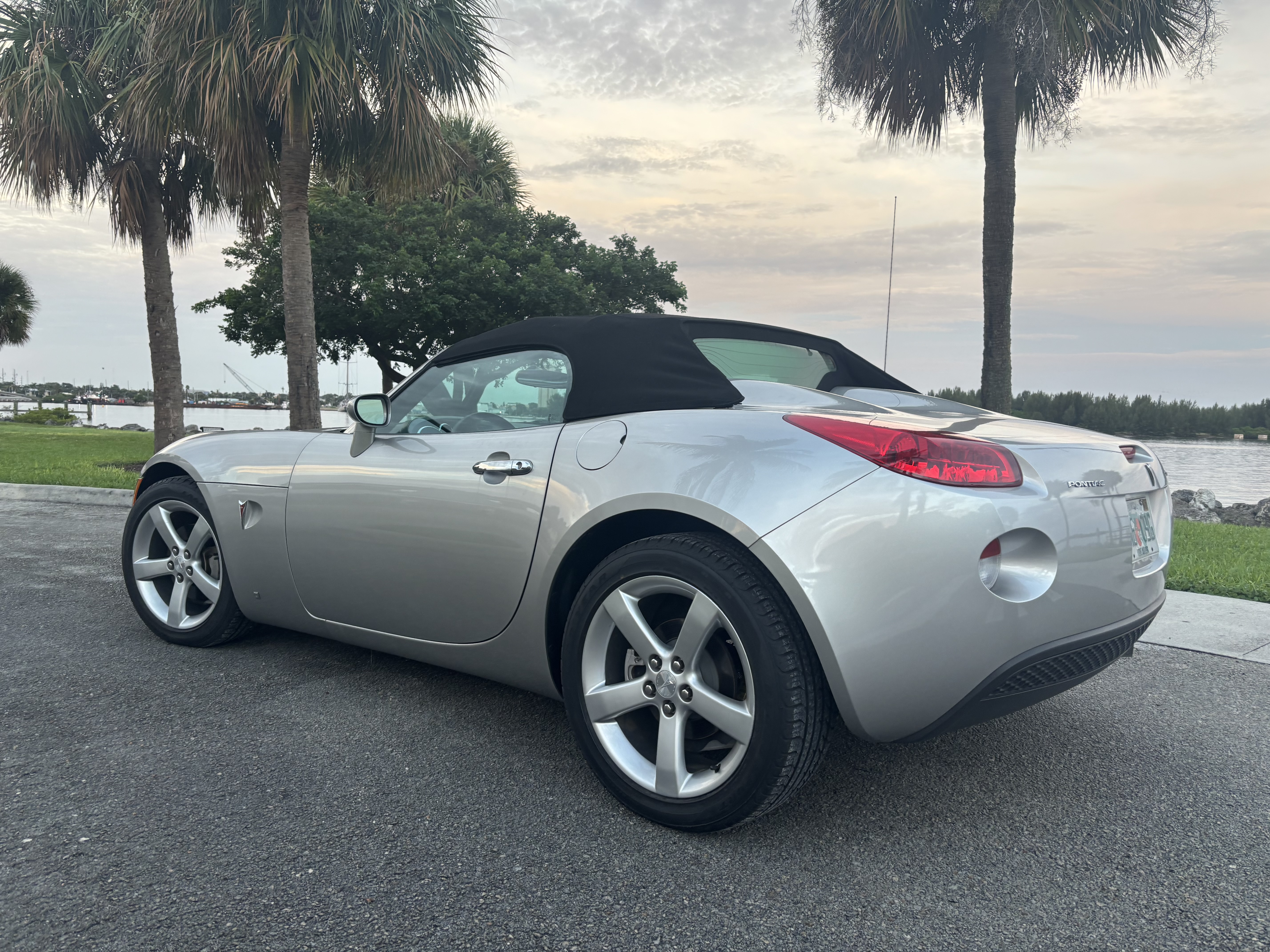 Used 2007 Pontiac Solstice Convertible RWD image 4
