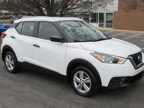 Used 2018 Nissan Kicks S image 2