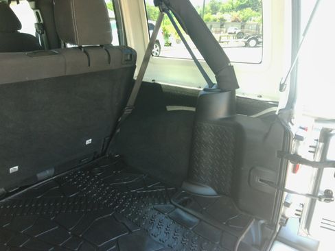 Used 2015 Jeep Wrangler 4WD Unlimited Sahara image 37