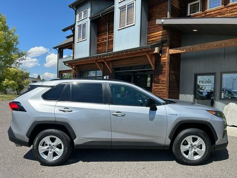 Used 2021 Toyota RAV4 LE image 5
