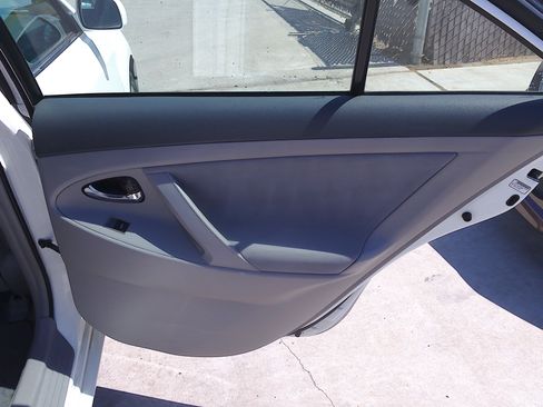 Used 2011 Toyota Camry LE image 12