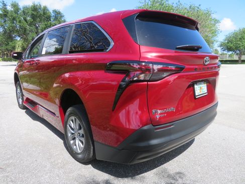 Used 2026 Toyota Sienna LE FWD image 10