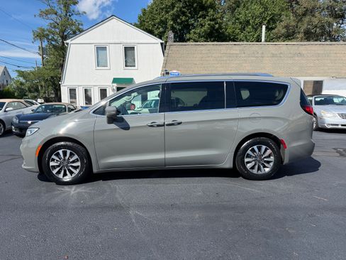 Used 2021 Chrysler Pacifica Touring-L FWD image 28