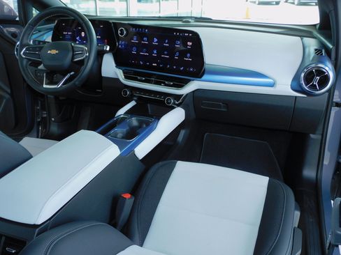 Used 2025 Chevrolet Equinox EV LT image 4