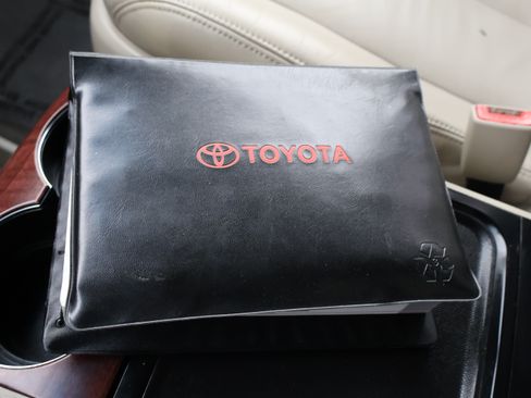 Used 2014 Toyota Sienna XLE image 32