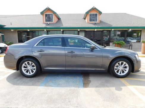 Used 2021 Chrysler 300 Touring image 10