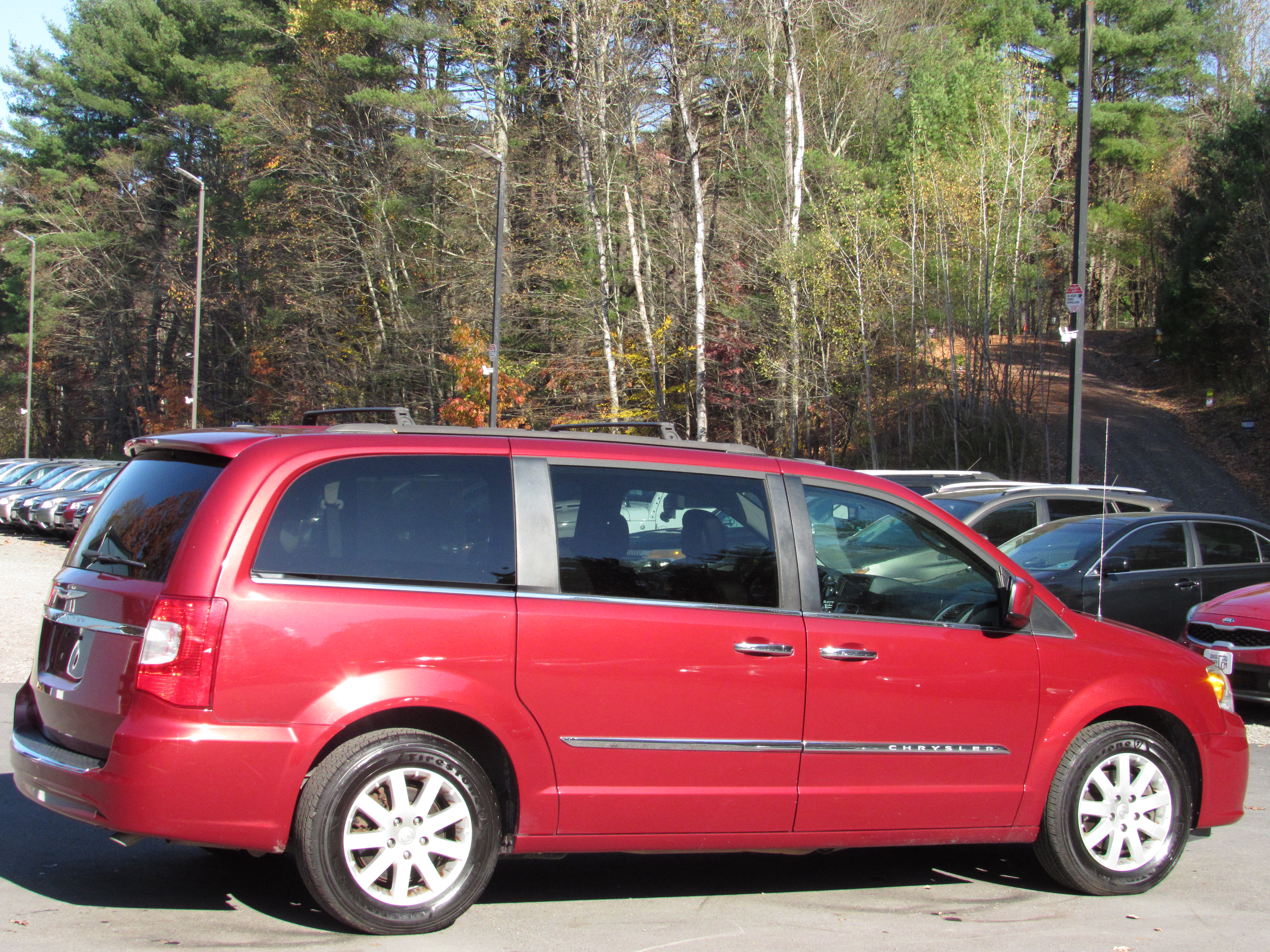 Used 2015 Chrysler Town & Country Touring FWD image 10