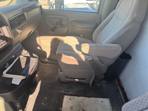Used 2001 Chevrolet Express 3500 image 3