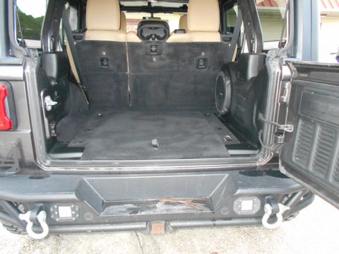 Used 2018 Jeep Wrangler Unlimited Sahara image 7