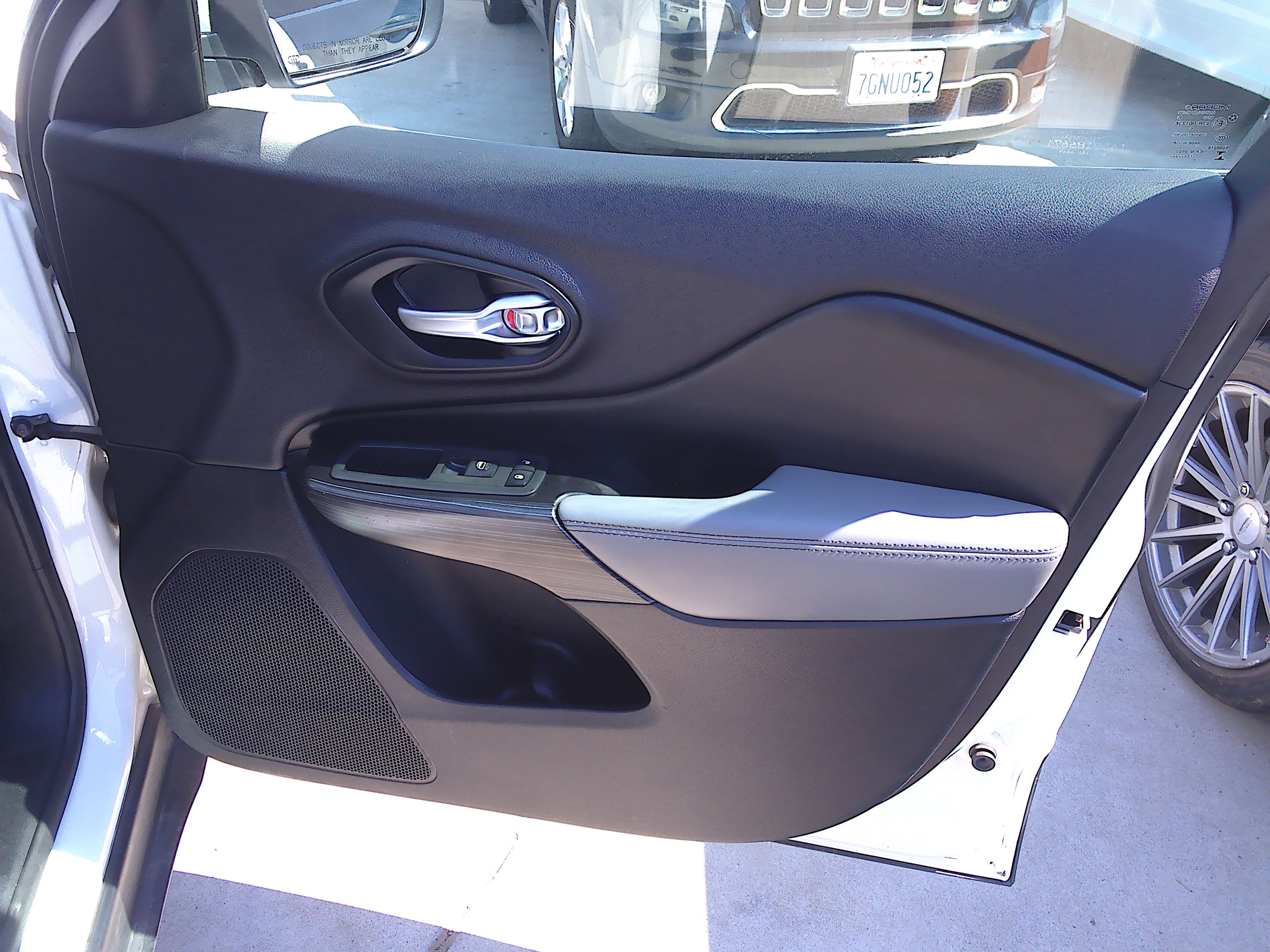 Used 2014 Jeep Cherokee Limited FWD image 11