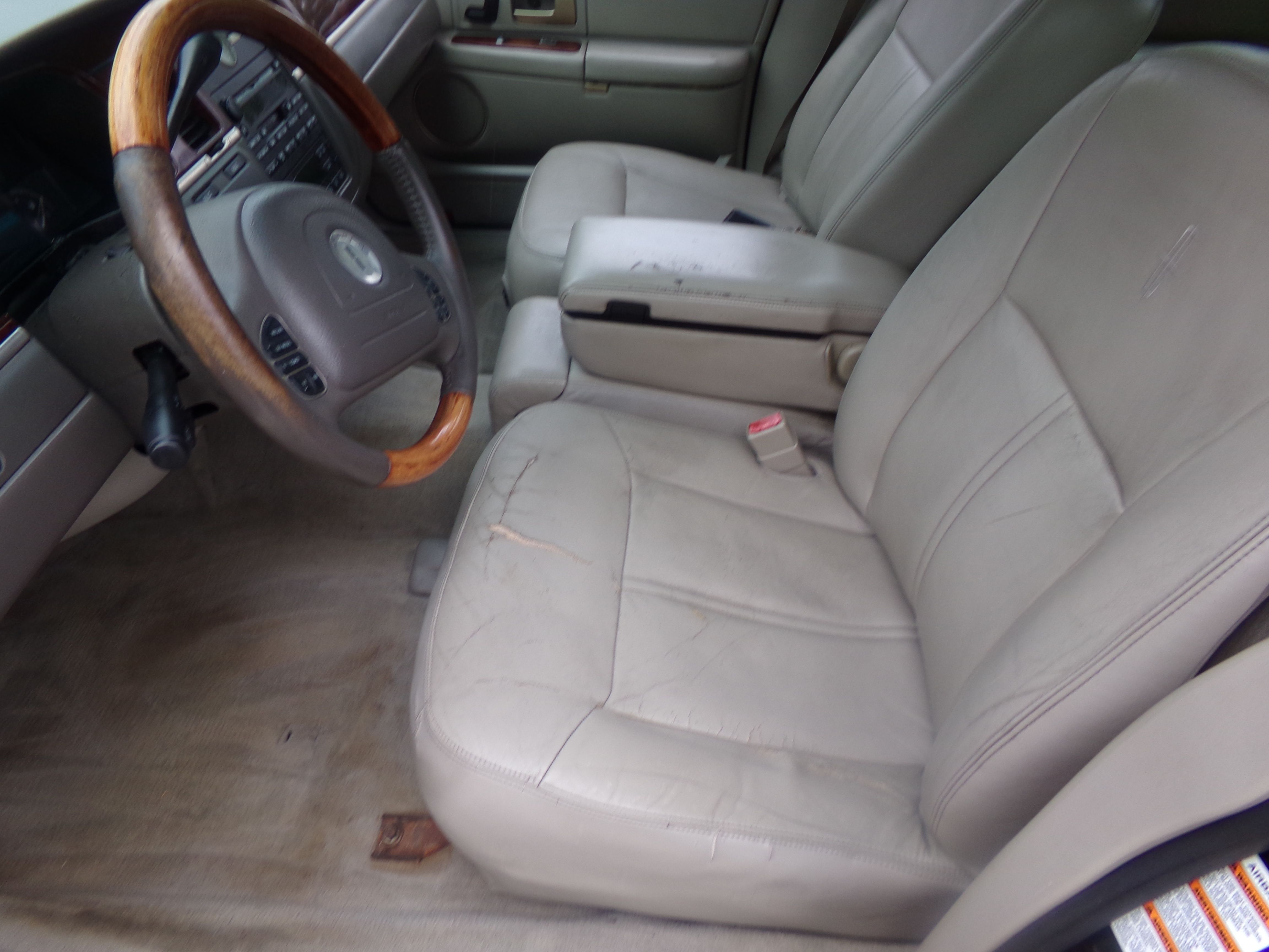 Used 2004 Lincoln Town Car Signature RWD image 16
