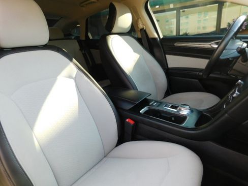 Used 2019 Ford Fusion SE image 25