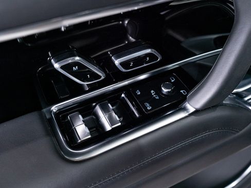 Used 2025 Land Rover Range Rover SE image 50