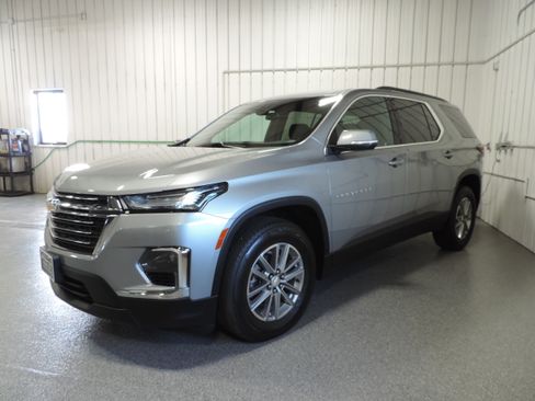 Used 2023 Chevrolet Traverse LT image 2