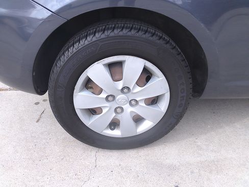 Used 2010 Hyundai Accent GS image 28