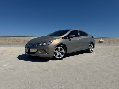 Used 2017 Chevrolet Volt LT FWD image 2