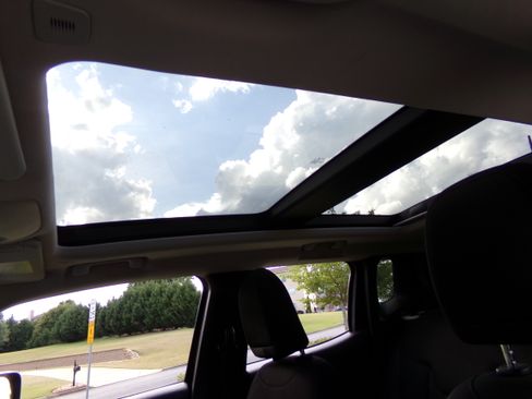 Used 2019 Jeep Renegade FWD Latitude image 14