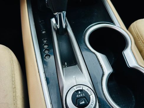 Used 2017 Nissan Pathfinder SV image 30