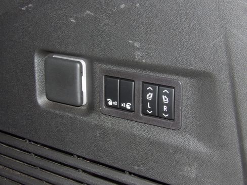 Used 2026 Chevrolet Suburban 4WD LT image 23