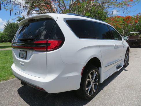 Used 2022 Chrysler Pacifica Pinnacle FWD image 17