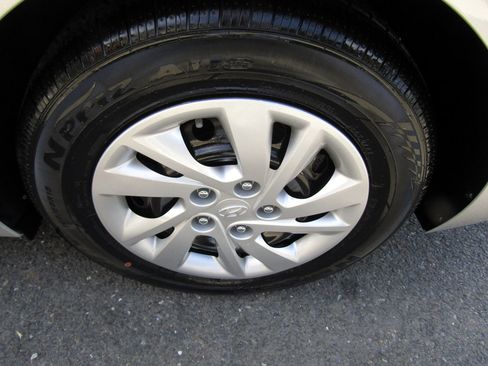 Used 2019 Hyundai Elantra SE image 12