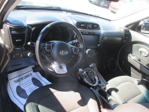 Used 2019 Kia Soul + image 10