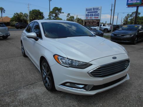 Used 2017 Ford Fusion SE FWD image 3