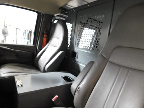 Used 2015 Chevrolet Express 2500 image 5