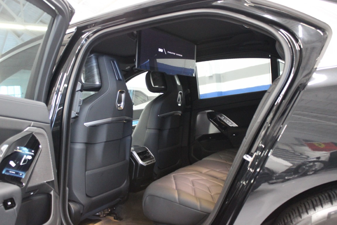 Used 2024 BMW i7 xDrive60 AWD/4WD image 46