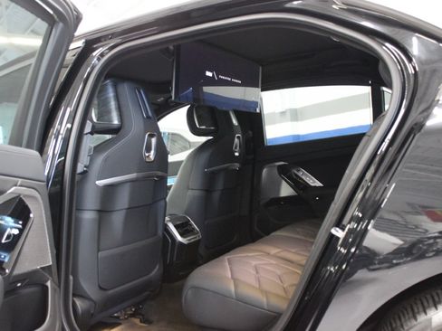 Used 2024 BMW i7 xDrive60 AWD/4WD image 46