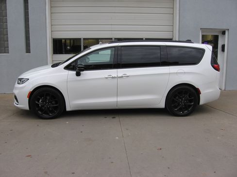 Used 2025 Chrysler Pacifica Limited image 3