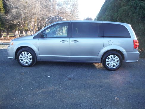 Used 2018 Dodge Grand Caravan SE image 2