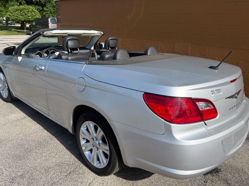 Used 2010 Chrysler Sebring Touring Convertible FWD image 5