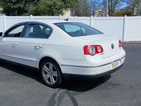 Used 2009 Volkswagen Passat 2.0T image 3