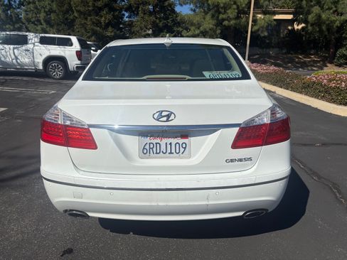 Used 2011 Hyundai Genesis 3.8 image 7