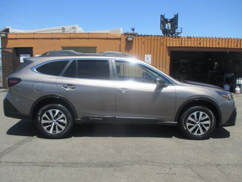 Used 2022 Subaru Outback Premium AWD/4WD image 2